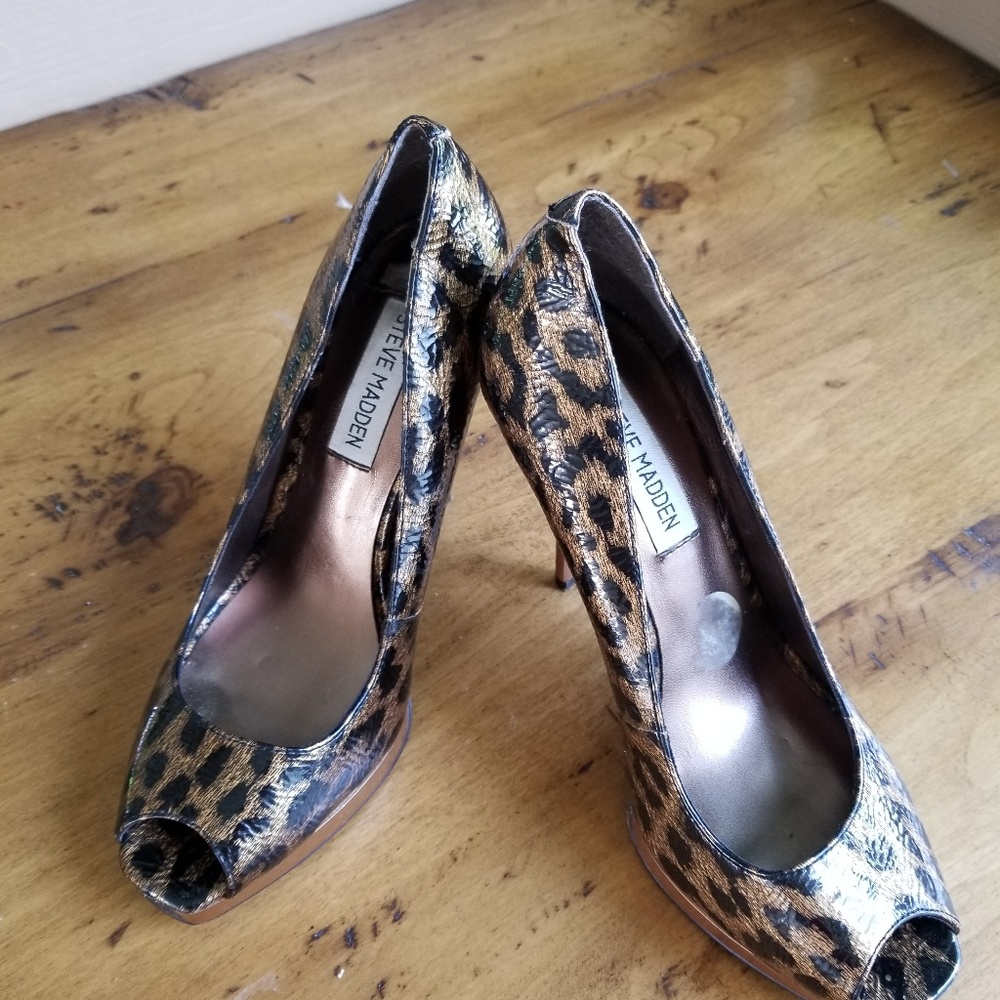 Sneaker size 7